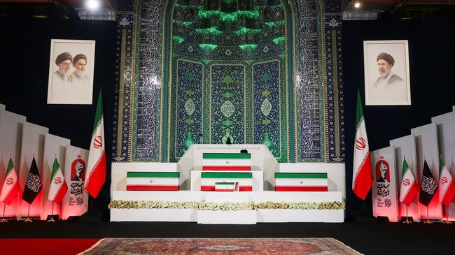 Prosesi pemakaman Ali Khamenei di Kompleks Imam Reza, situs Warisan Dunia UNESCO di Mashhad, Iran