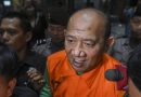 KPK Temukan 55 Kg Platina di Mobil Bupati Langkat, Nilainya Diperkirakan Capai Rp40 Miliar Petugas KPK menunjukkan barang bukti berupa logam diduga platina yang disita dalam OTT Bupati Langkat