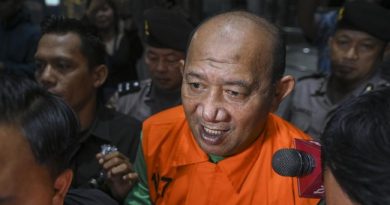 Petugas KPK menunjukkan barang bukti berupa logam diduga platina yang disita dalam OTT Bupati Langkat