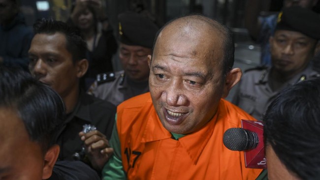 Petugas KPK menunjukkan barang bukti berupa logam diduga platina yang disita dalam OTT Bupati Langkat